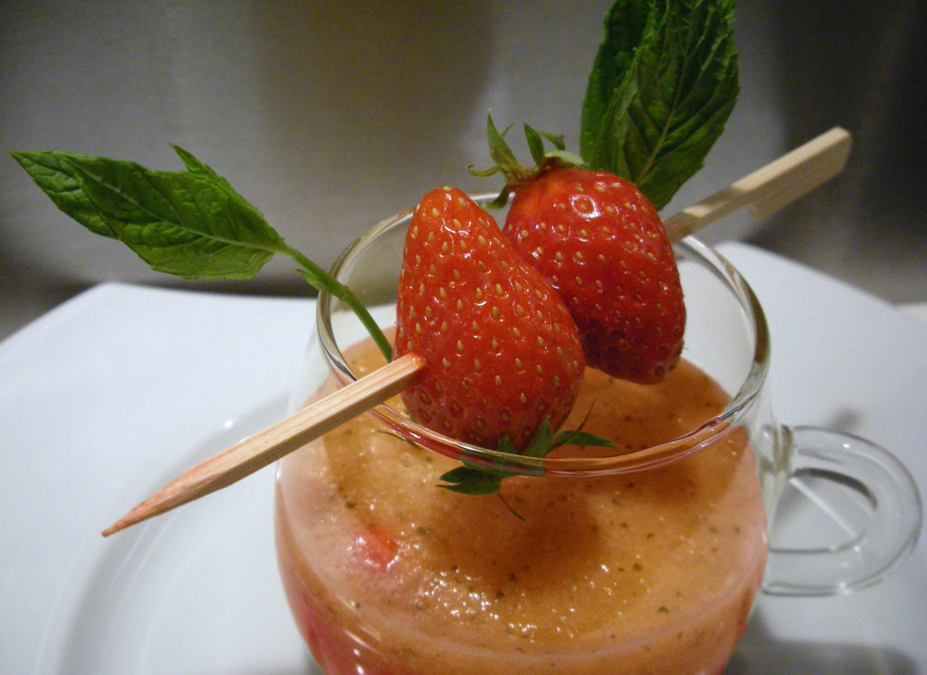 Gaspacho de melon et tartare de fraises à la menthe bObStronomie Ca